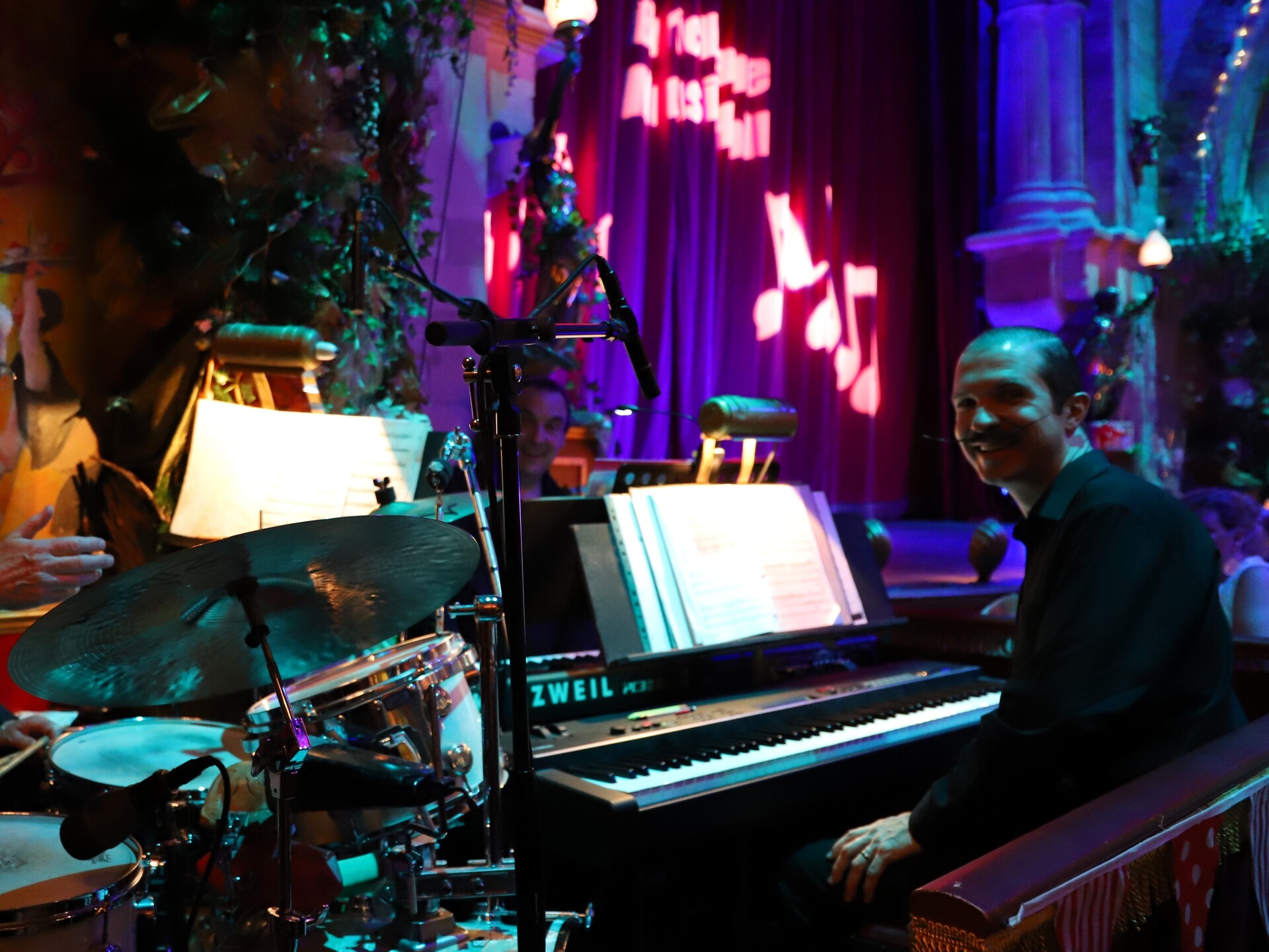 Tom Carradine cockney sing along